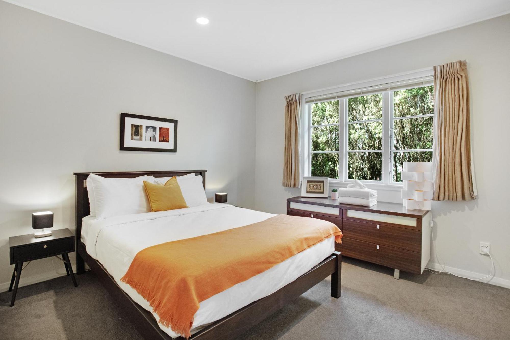 Prosper Point With Bbq, Patio And Parking Auckland