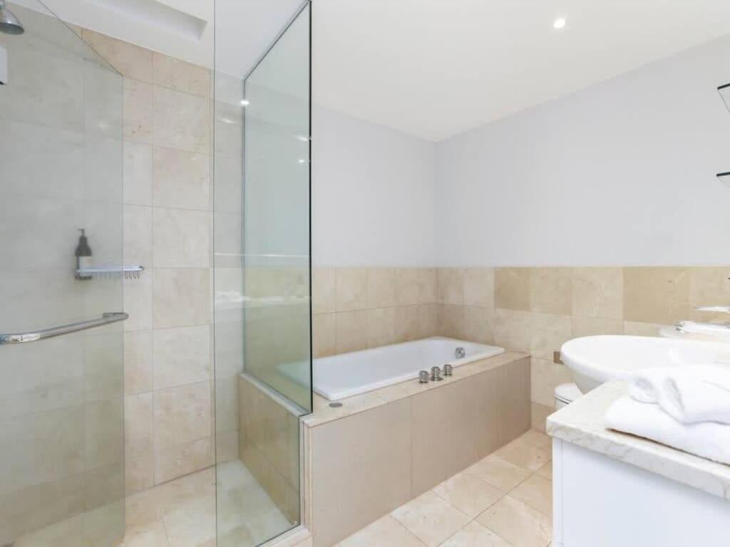Bright One Bedroom Beauty With Balcony And Unbeatable Views Auckland