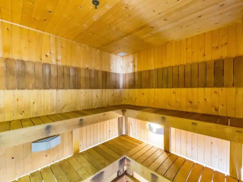 Apartment Bright One Bedroom Beauty With Balcony And Unbeatable Views *