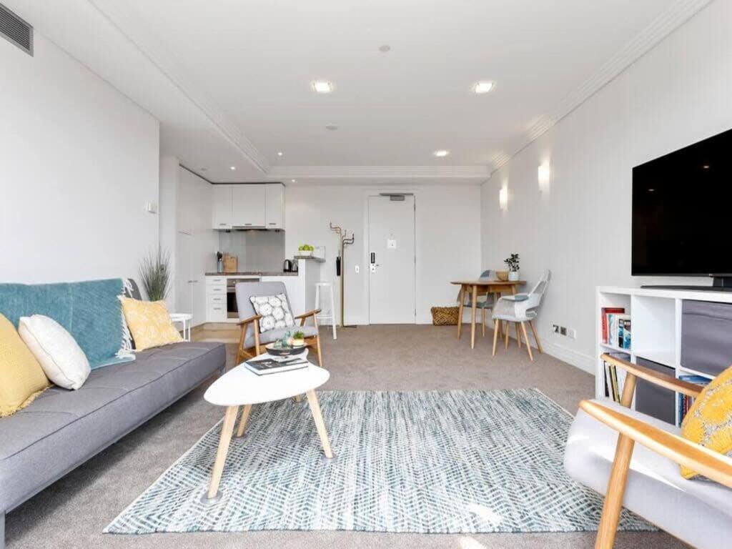 Bright One Bedroom Beauty With Balcony And Unbeatable Views Apartment *