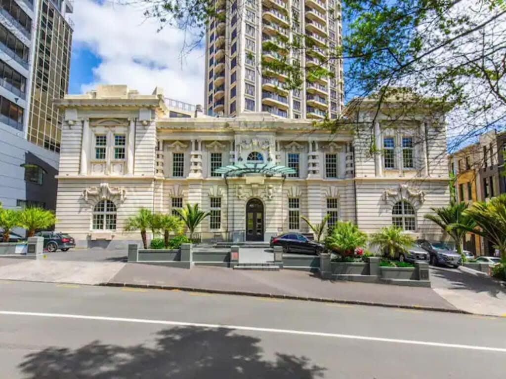 Apartment Bright One Bedroom Beauty With Balcony And Unbeatable Views *