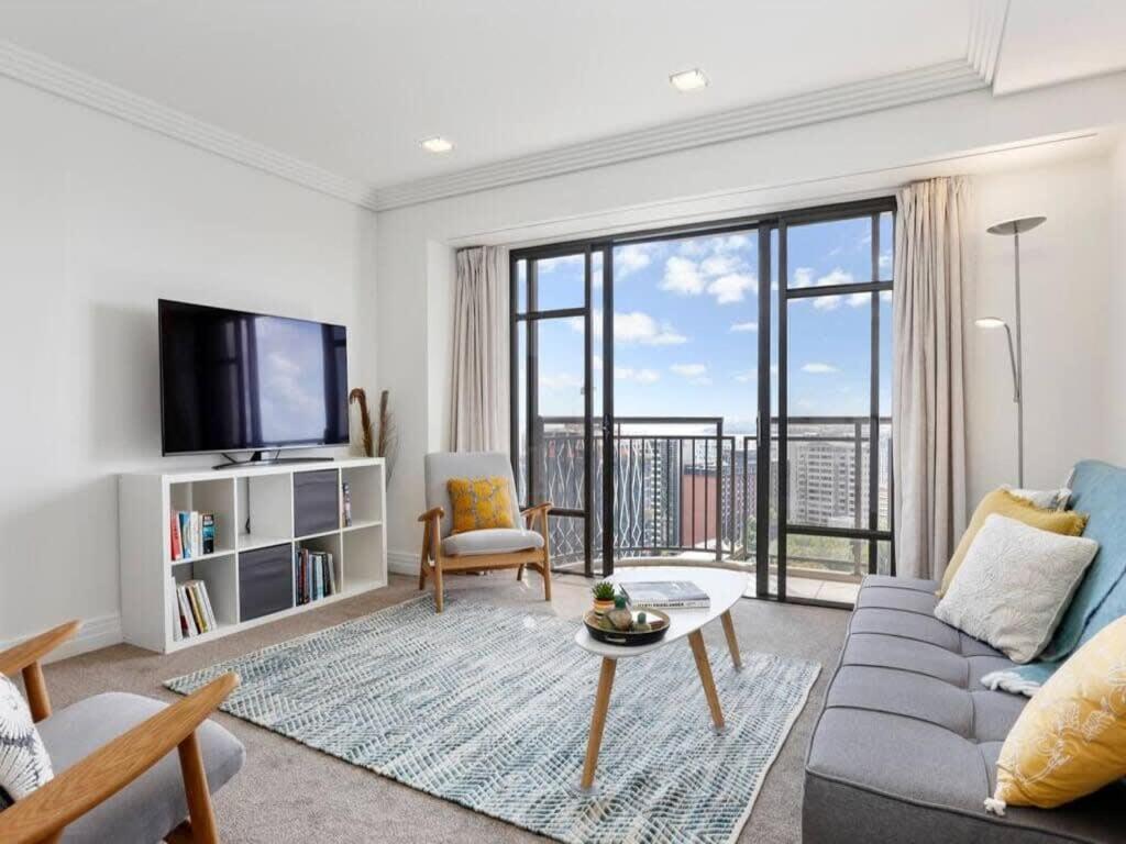 Apartment Bright One Bedroom Beauty With Balcony And Unbeatable Views *