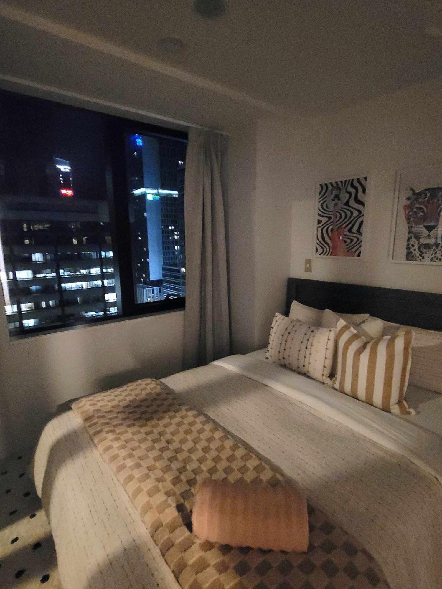 Sky Tower Just Next Door Apartment *