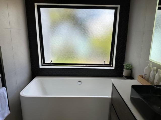 Seaside Serenity 4br Modern Holiday home Auckland