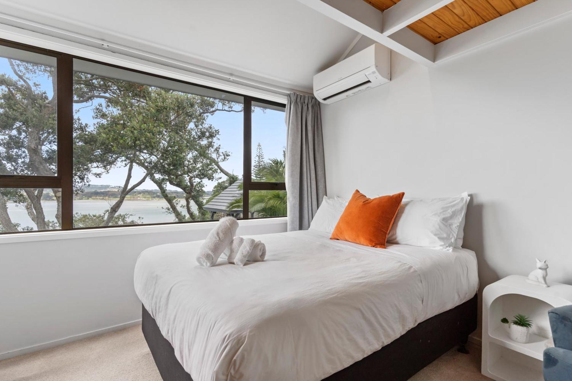 Holiday home Seaside Serenity 4br Modern