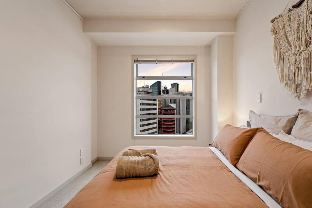 Apartment Prime Location With Sky Tower Views!