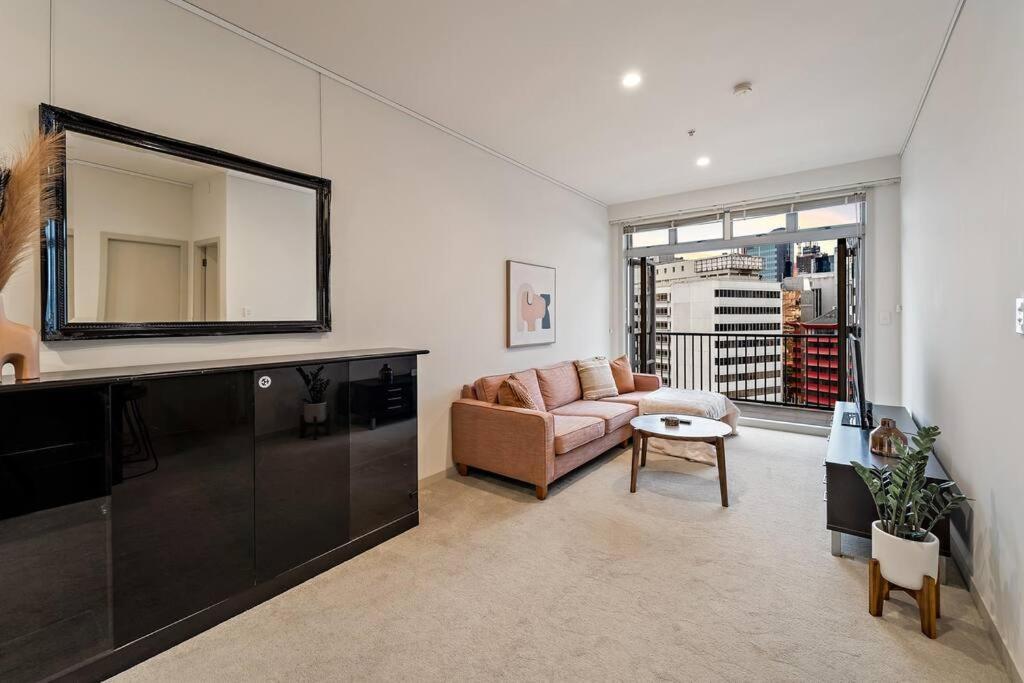 Prime Location With Sky Tower Views! Apartment *