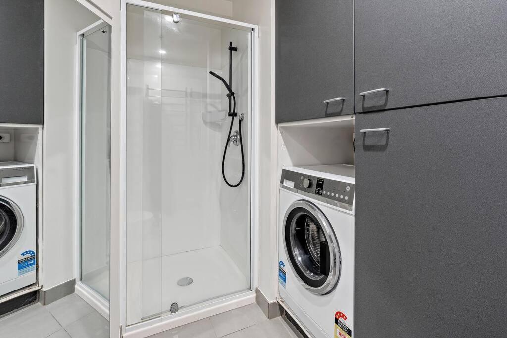 Apartment Prime Location With Sky Tower Views! *