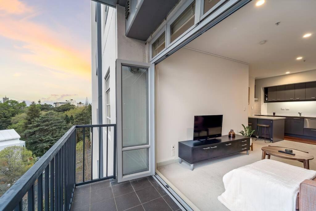 Prime Location With Sky Tower Views! *