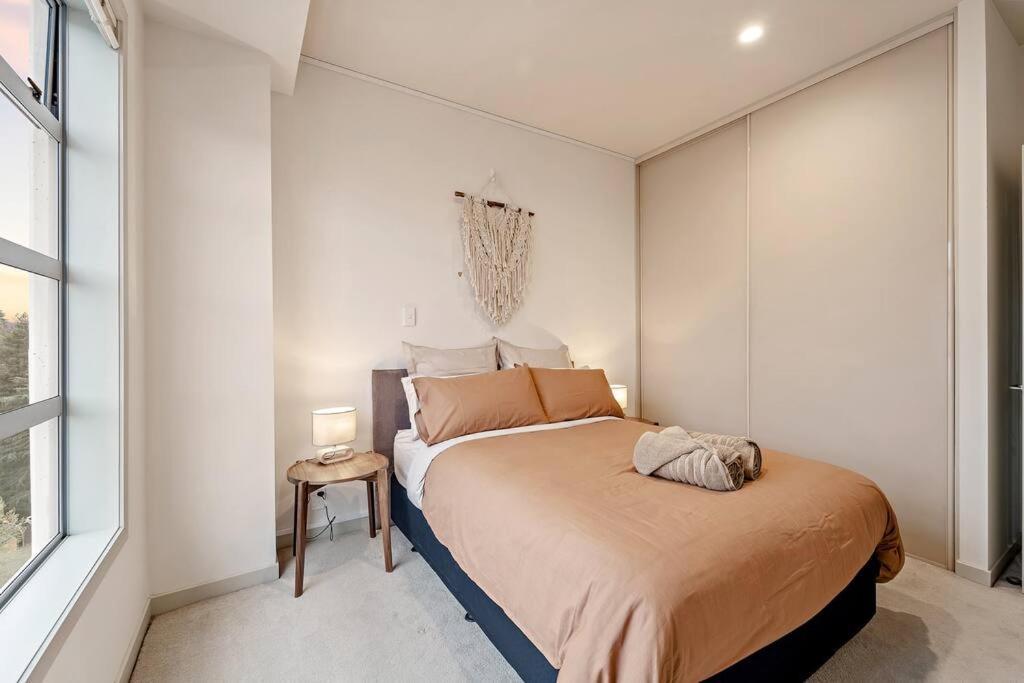 Prime Location With Sky Tower Views! Apartment