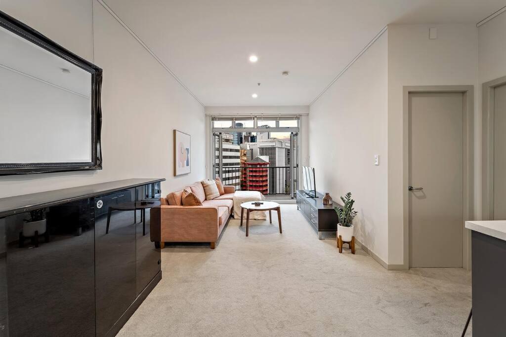 Apartment Prime Location With Sky Tower Views! *