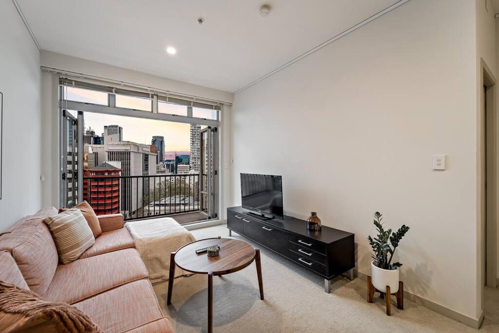 Prime Location With Sky Tower Views! Apartment