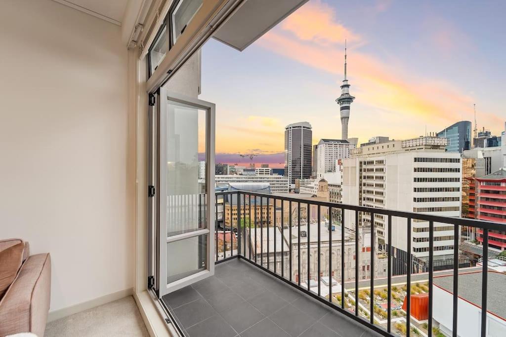 Prime Location With Sky Tower Views! Apartment *