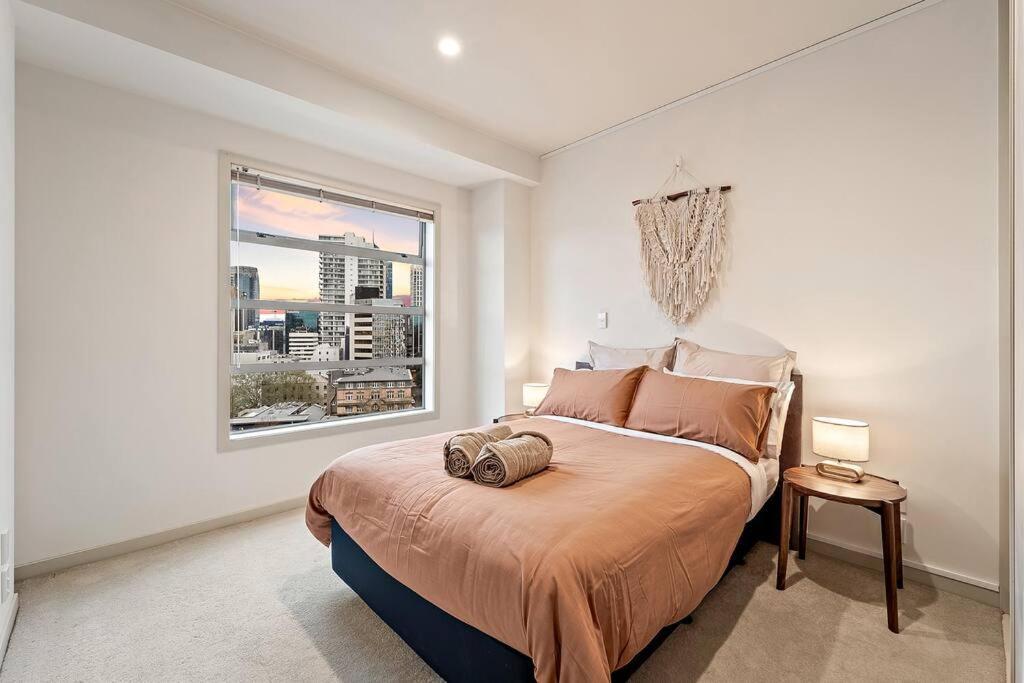 Apartment Prime Location With Sky Tower Views!