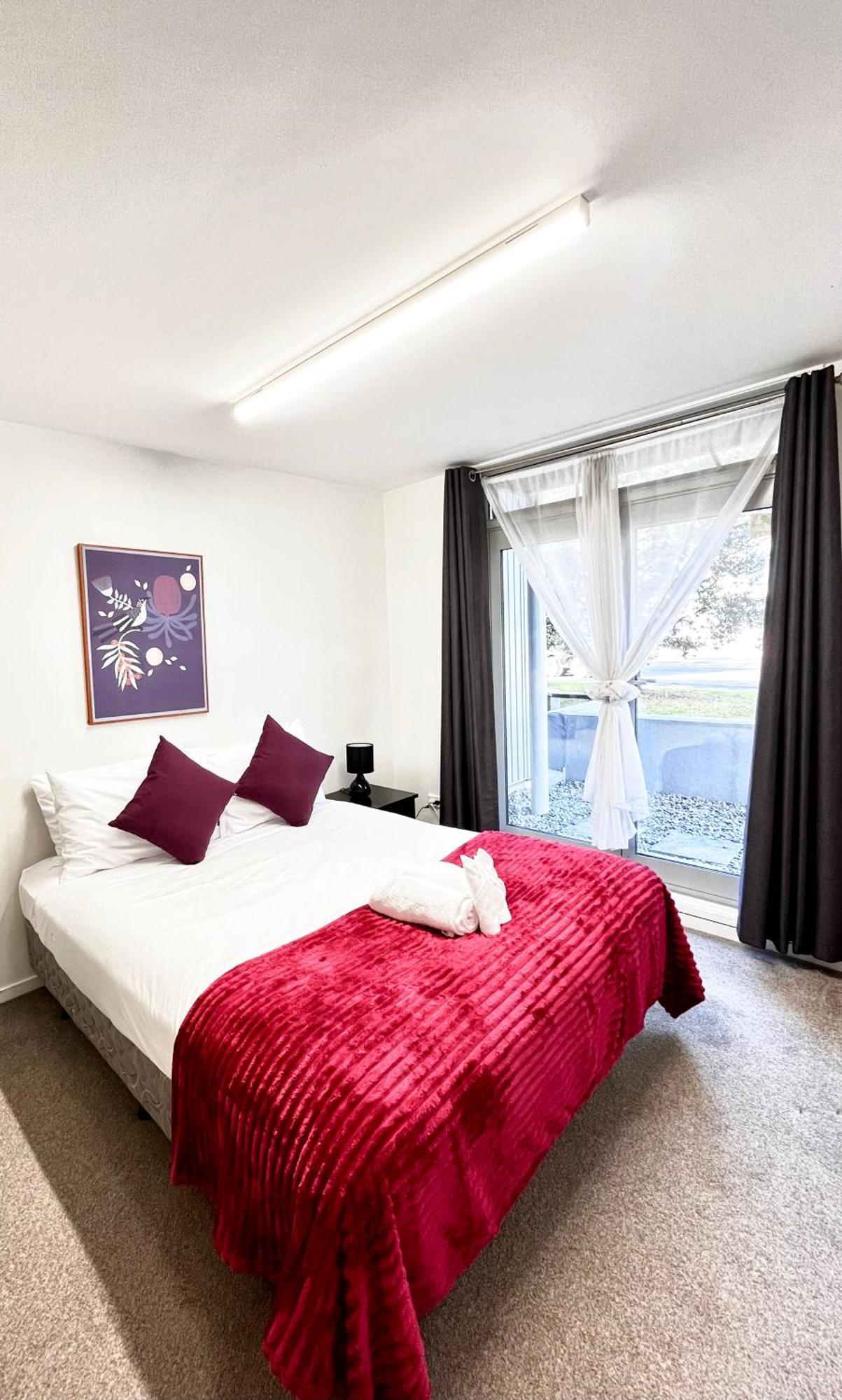 Urban Oasis With Convenient Apartment *