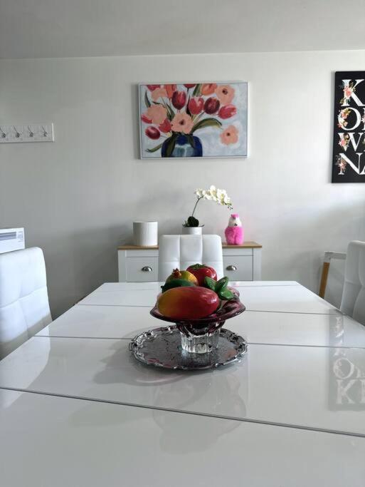Immaculate 3 Bd 2 Bth -free Carpark & Pool Apartment Auckland