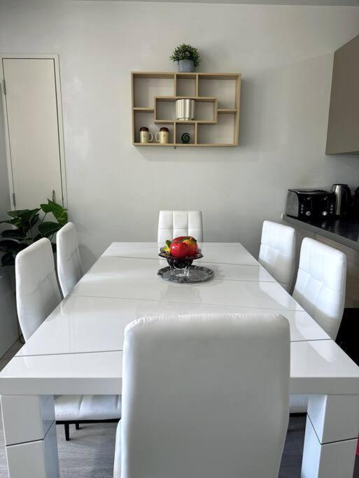 Immaculate 3 Bd 2 Bth -free Carpark & Pool * Auckland