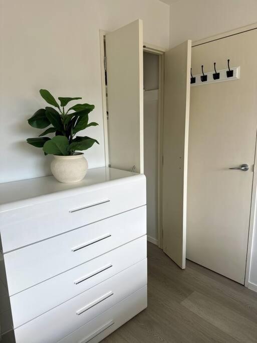Immaculate 3 Bd 2 Bth -free Carpark & Pool Apartment *