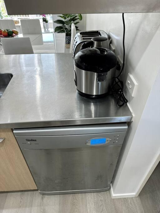 Apartment Immaculate 3 Bd 2 Bth -free Carpark & Pool *
