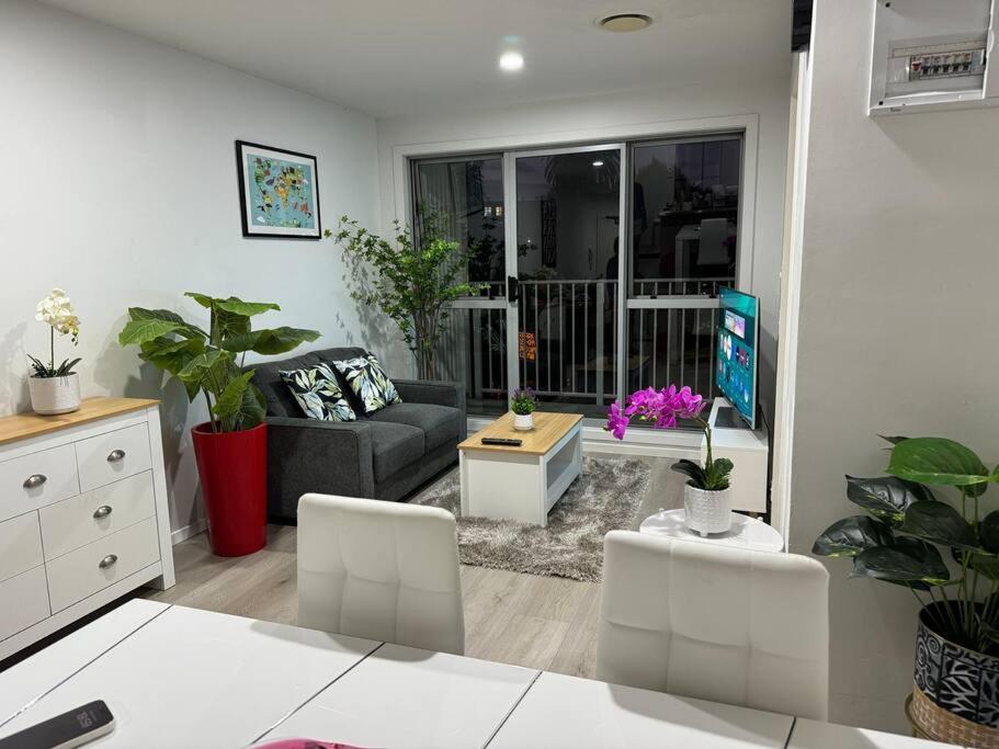 Immaculate 3 Bd 2 Bth -free Carpark & Pool *