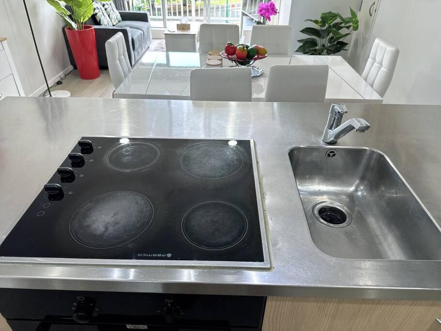 Immaculate 3 Bd 2 Bth -free Carpark & Pool * Auckland
