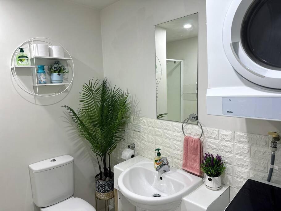 Immaculate 3 Bd 2 Bth -free Carpark & Pool