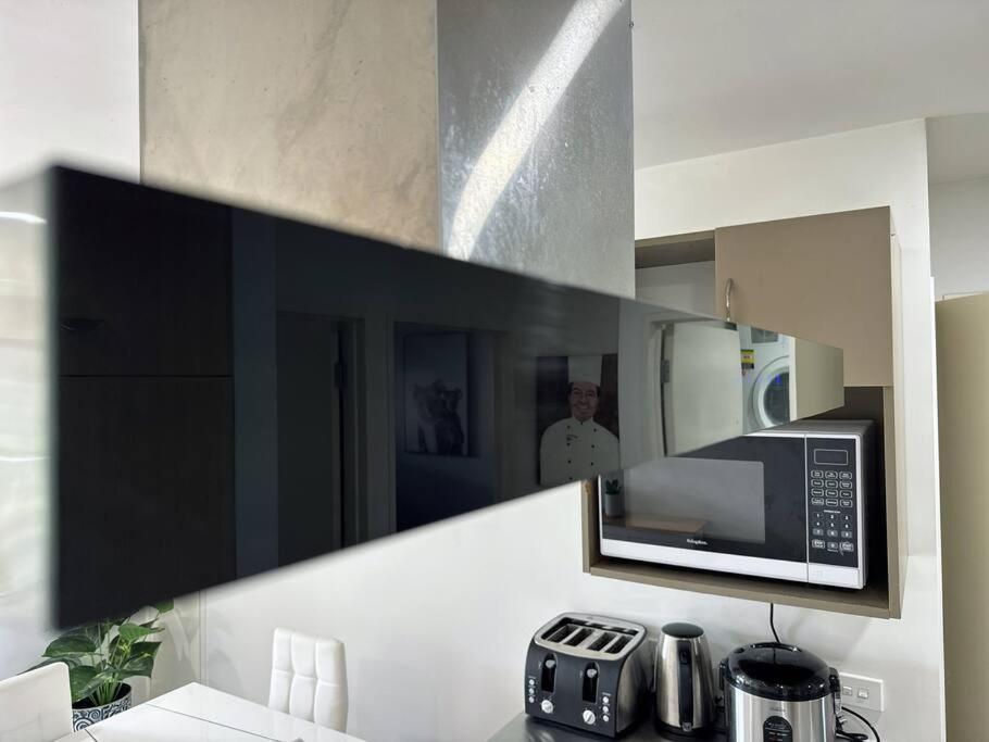 Immaculate 3 Bd 2 Bth -free Carpark & Pool Apartment *