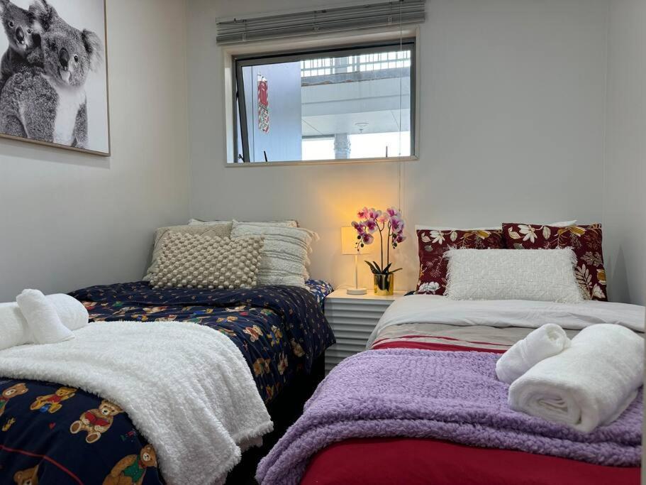 Immaculate 3 Bd 2 Bth -free Carpark & Pool Apartment Auckland
