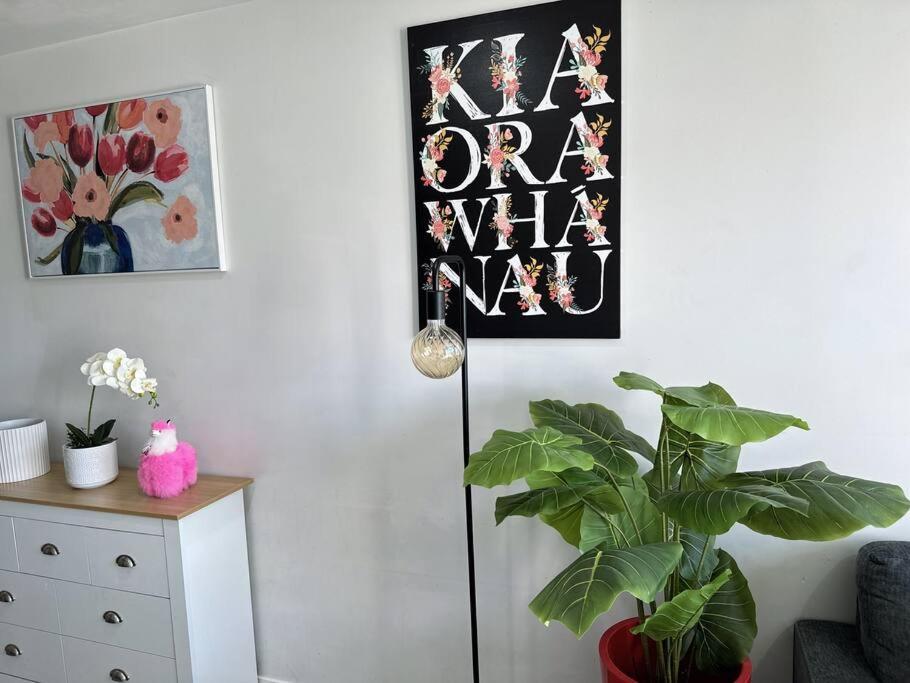 Immaculate 3 Bd 2 Bth -free Carpark & Pool Apartment