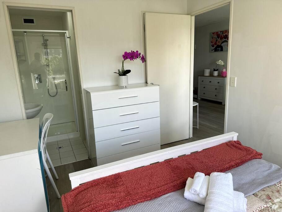 Apartment Immaculate 3 Bd 2 Bth -free Carpark & Pool Auckland