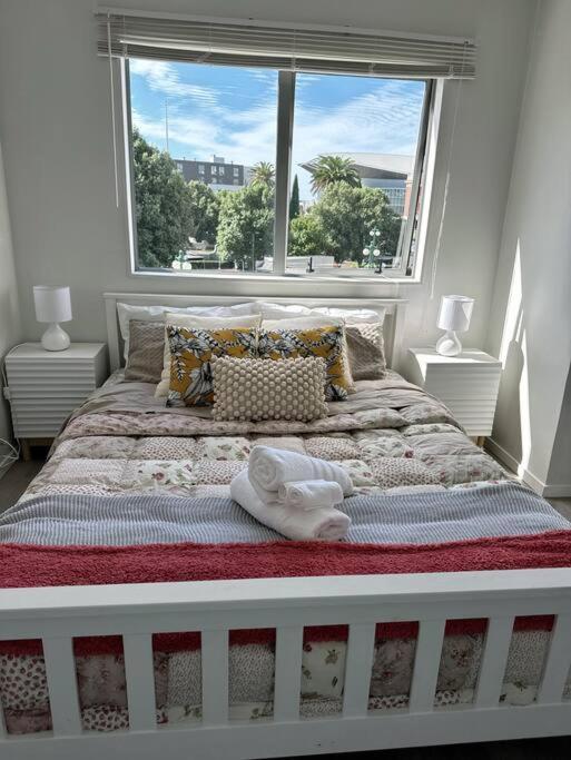 Immaculate 3 Bd 2 Bth -free Carpark & Pool * Auckland