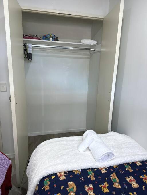 Immaculate 3 Bd 2 Bth -free Carpark & Pool Apartment
