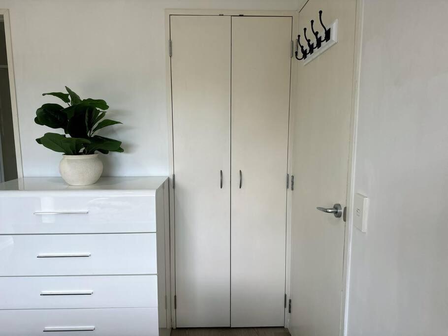 Apartment Immaculate 3 Bd 2 Bth -free Carpark & Pool *