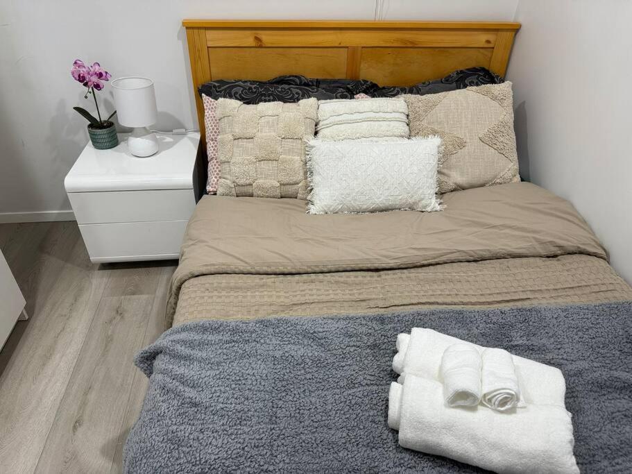 Immaculate 3 Bd 2 Bth -free Carpark & Pool Apartment *