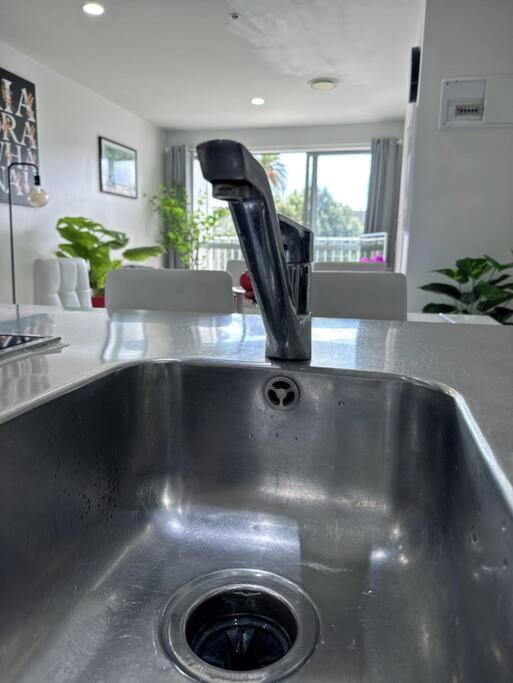 Immaculate 3 Bd 2 Bth -free Carpark & Pool Apartment *