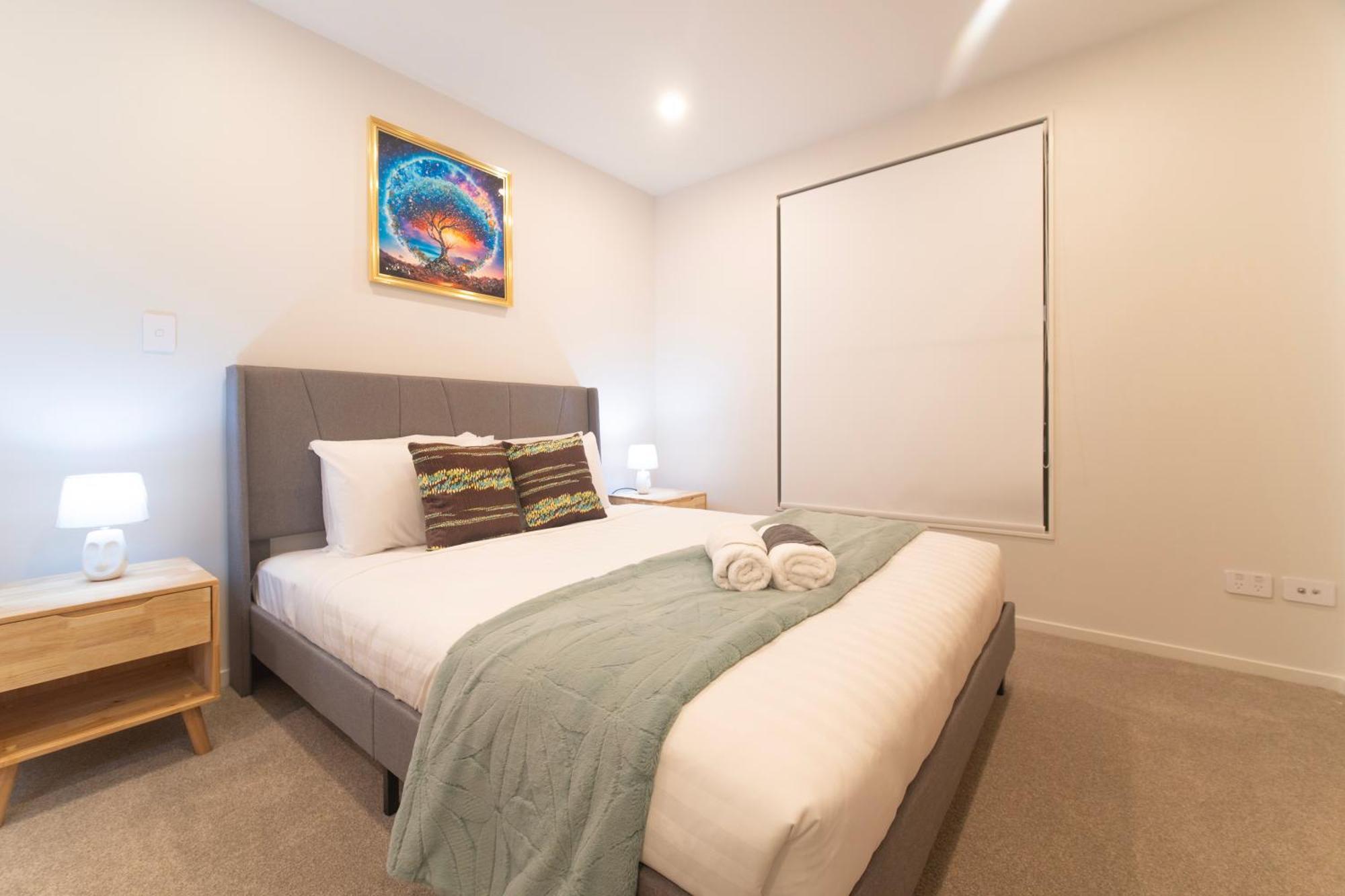 Modern Townhouse Close To With Full Kitchen - Ellerslie Apartment