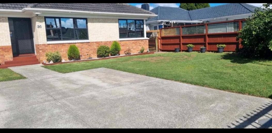 Close To Amenities And Airport. *