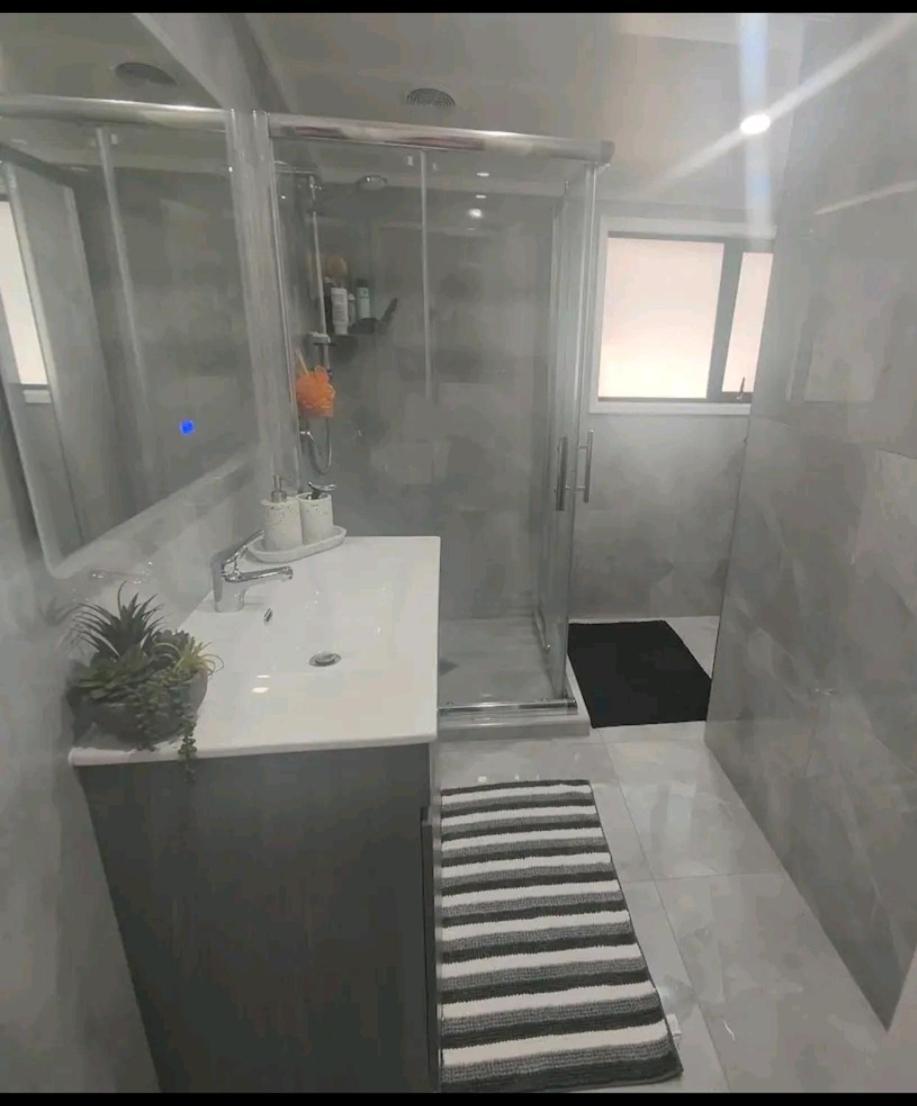 Close To Amenities And Airport. Holiday home