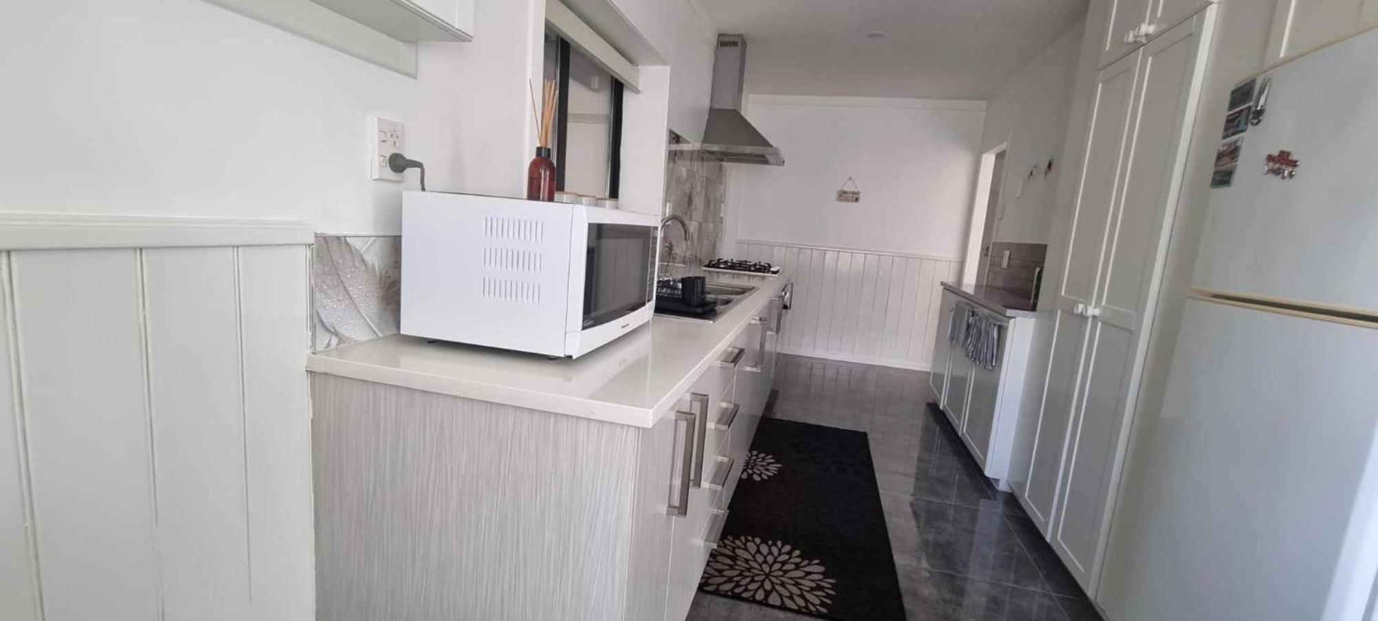 Close To Amenities And Airport. Auckland