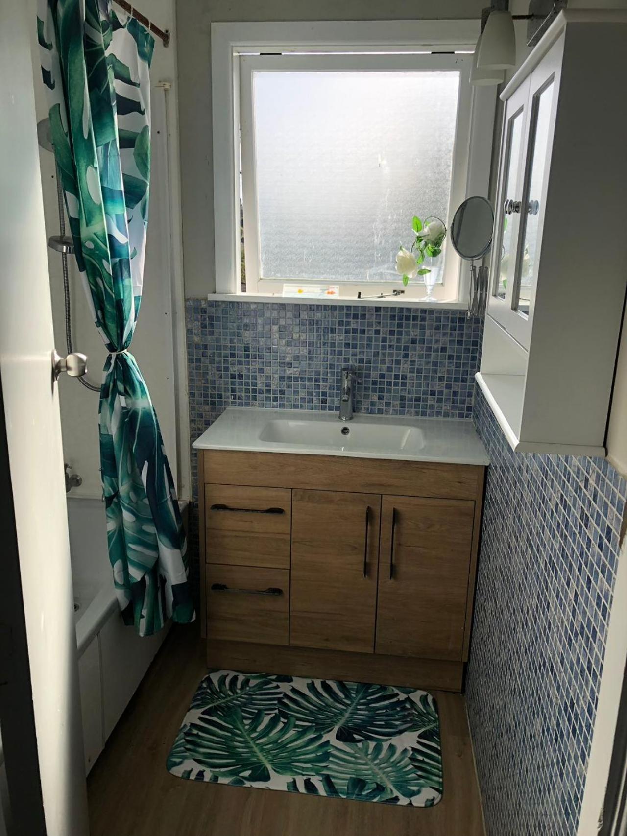 West Side Beautiful And Quiet Homestay Auckland