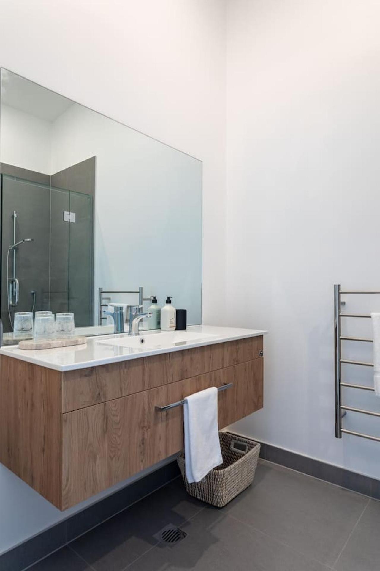 St Vincent Charmer - Stylish Townhouse W Carpark Auckland