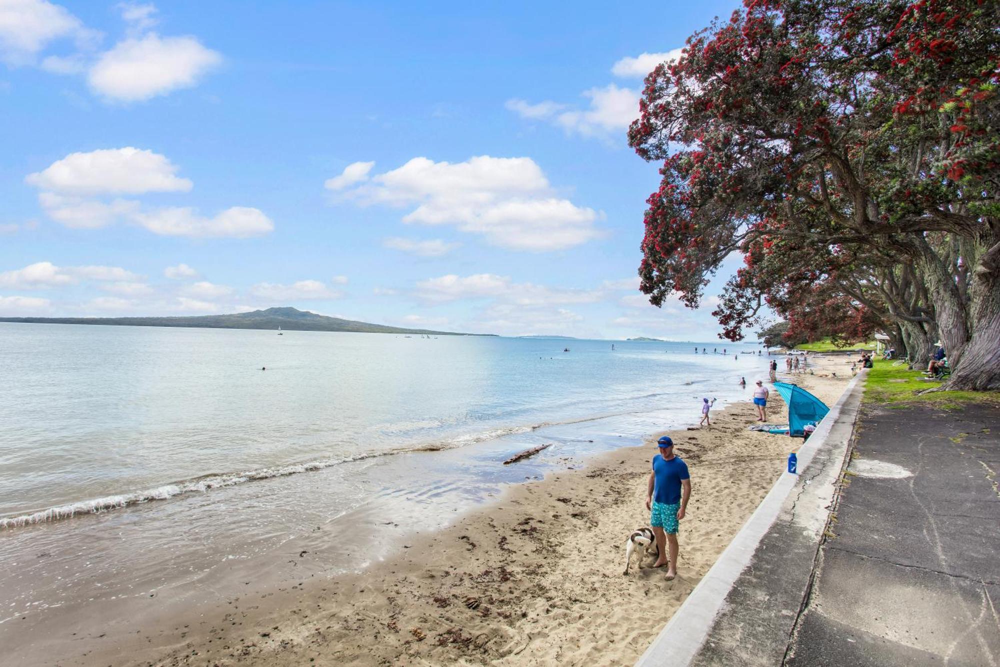 Apartment Seaside Escape Is Close To The Auckland
