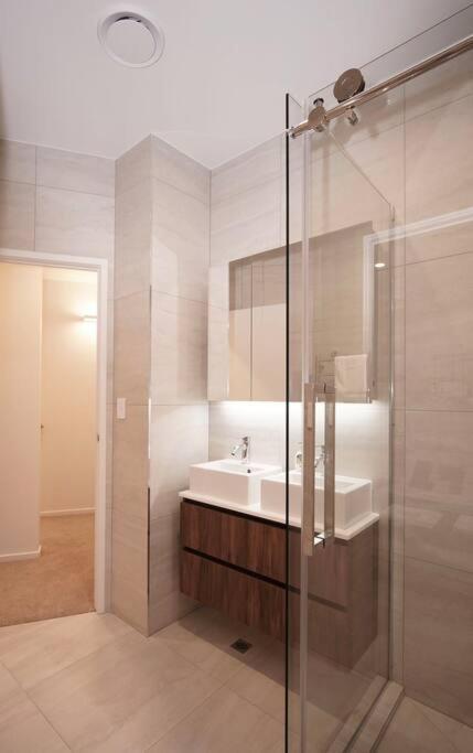 Central Park Stylish Brand New Townhouse, Ellerslie Apartment *