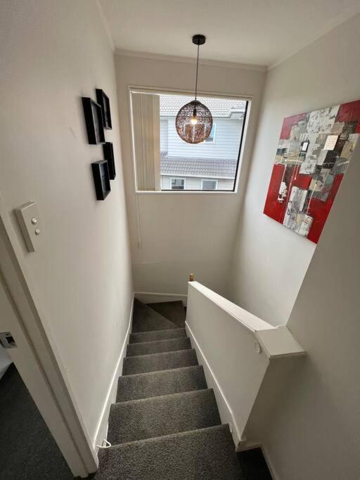 Modern Three Bed Two And A Half Bath With In And Outdoor Flow Study *