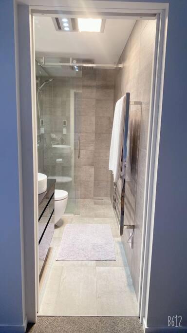 Modern Three Bed Two And A Half Bath With In And Outdoor Flow Study Casa de férias Auckland