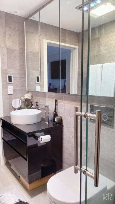 Modern Three Bed Two And A Half Bath With In And Outdoor Flow Study Auckland