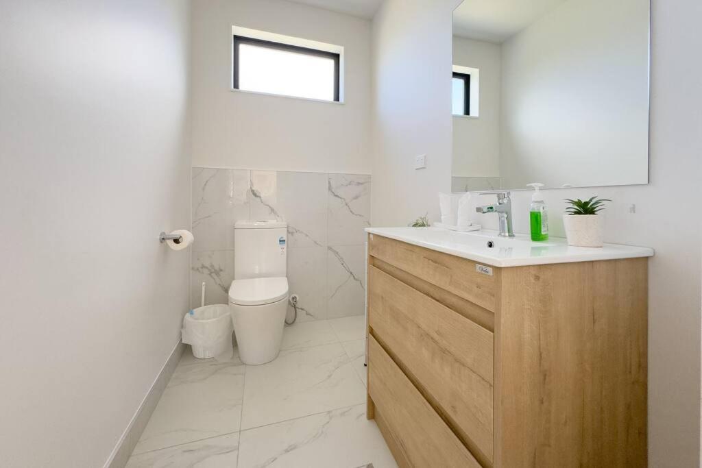 Villa Modern Design Brand New House In Forrest Hill *