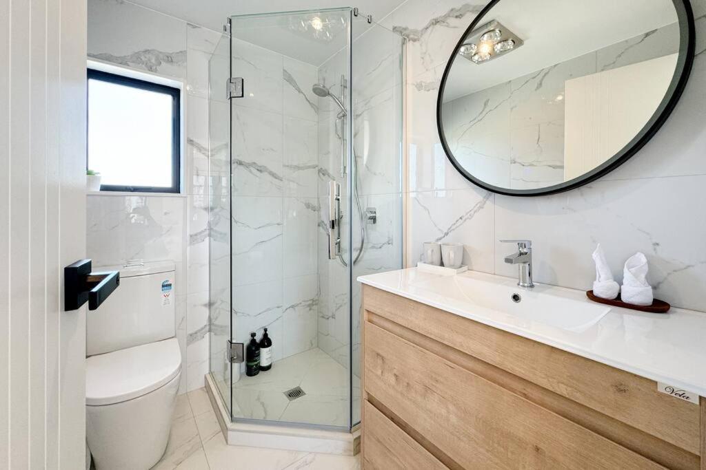 Modern Design Brand New House In Forrest Hill Villa *