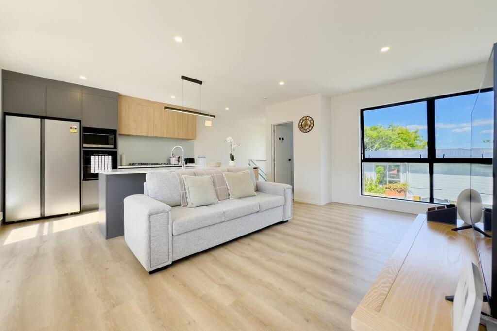 Modern Design Brand New House In Forrest Hill * Auckland
