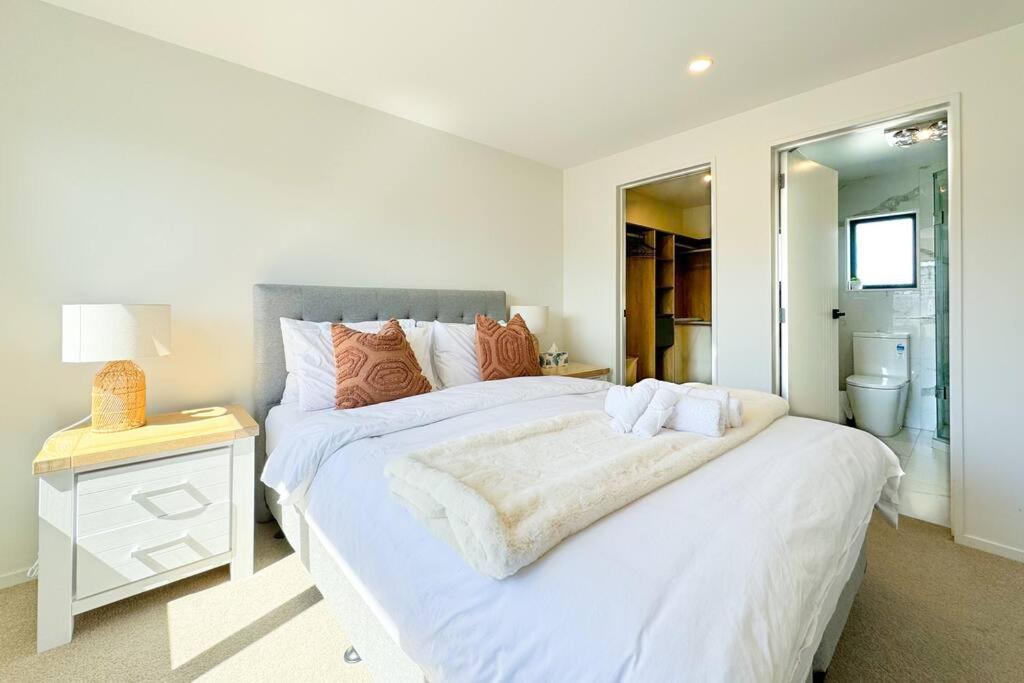 Villa Modern Design Brand New House In Forrest Hill